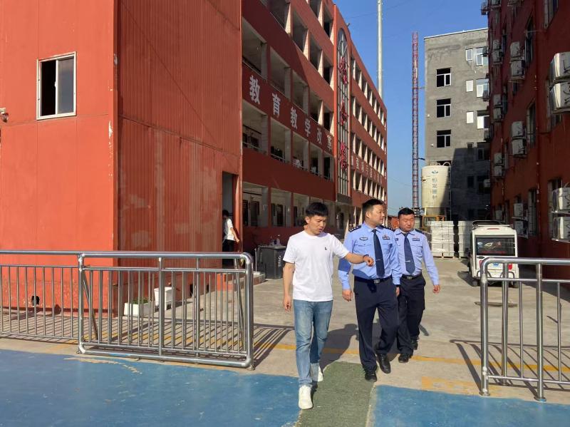 郭店派出所民警张玉航同志到欧博官网检查消防及治安保卫工作