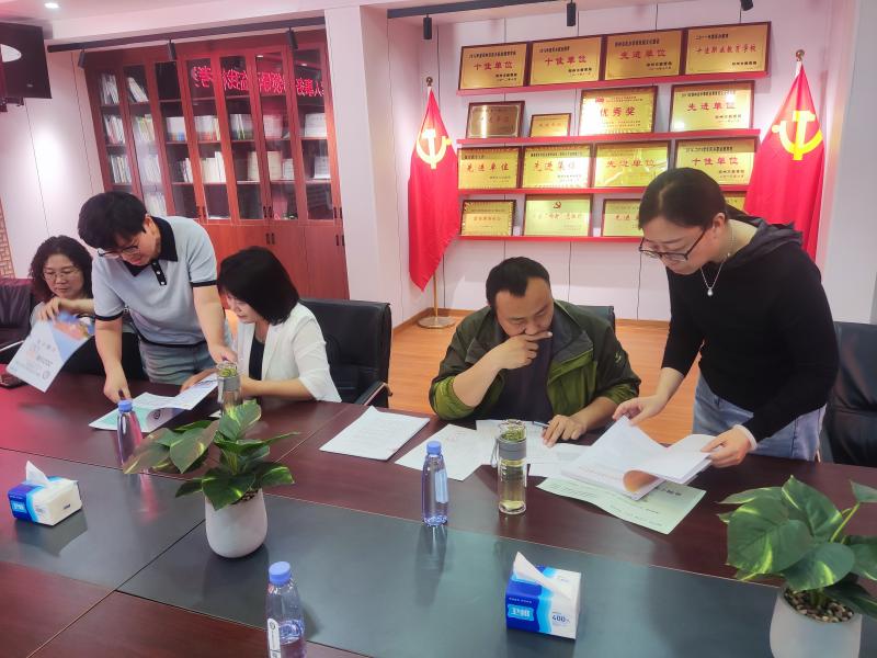 退役军人事务局三位老师查阅学校相关资料.jpg