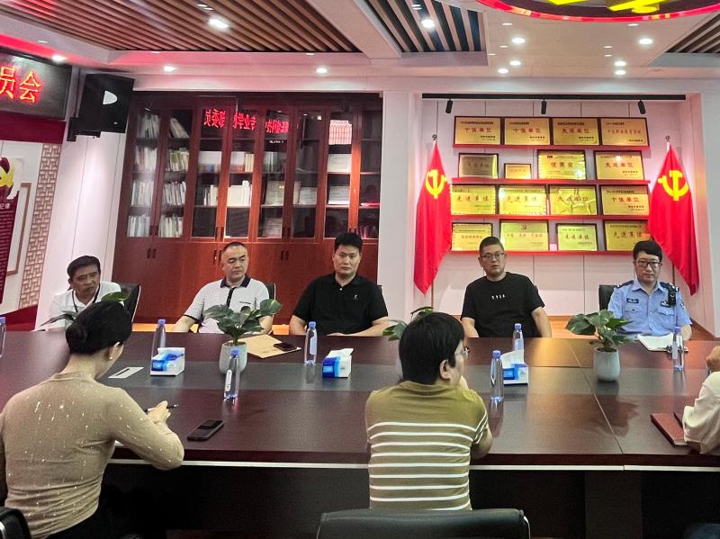 检查组在学校会议室进行座谈交流.jpg