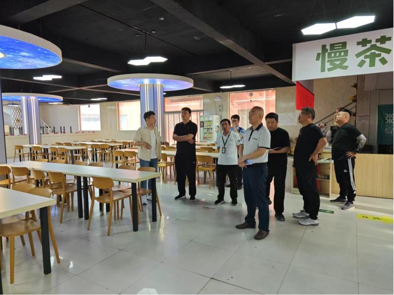 检查组在学校食堂现场检查.jpg
