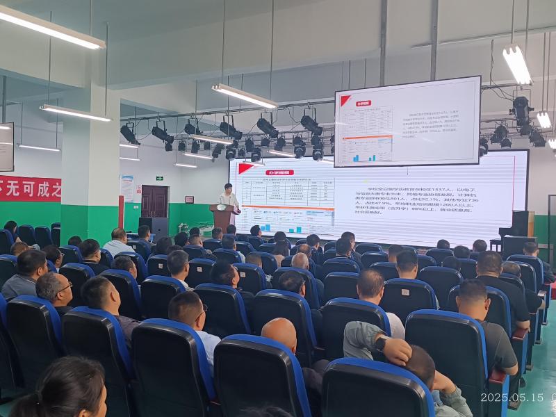 学校副校长李海东介绍学校目前情况及发展规划2.jpg