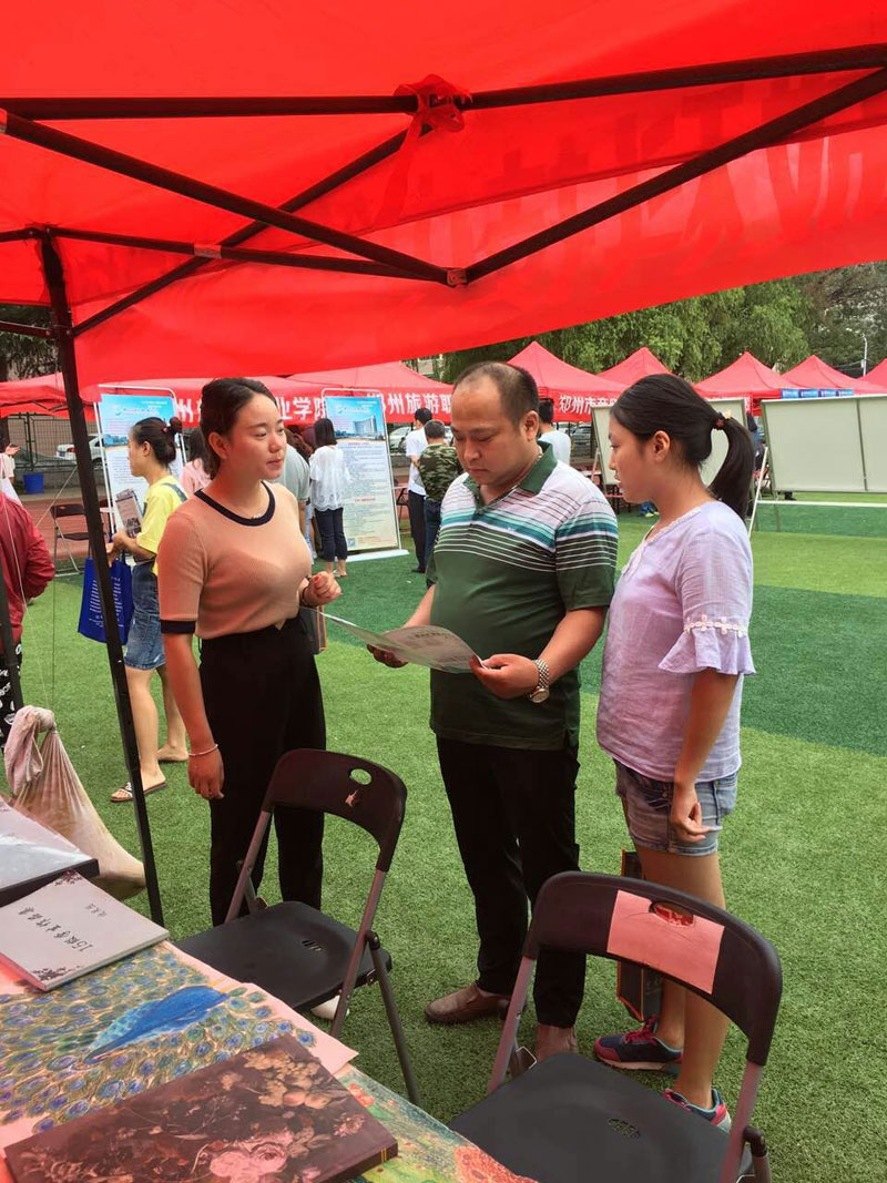 欧博abg官方网站姜歌歌老师在给咨询学生和家长沟通